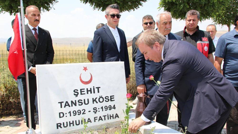 Erzincan Valisi Hamza Aydoğdu, 15 Temmuz şehitlerini ziyaret etti 