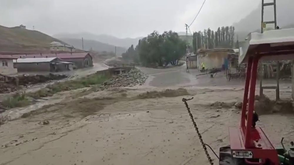 Erzurum'da sel nedeniyle bazı mahallelerde su baskı yaşandı 