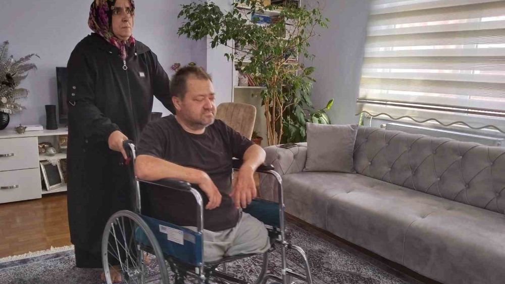 Evden çıkmayan kiracı, engelli ev sahibinden 300 bin lira istedi