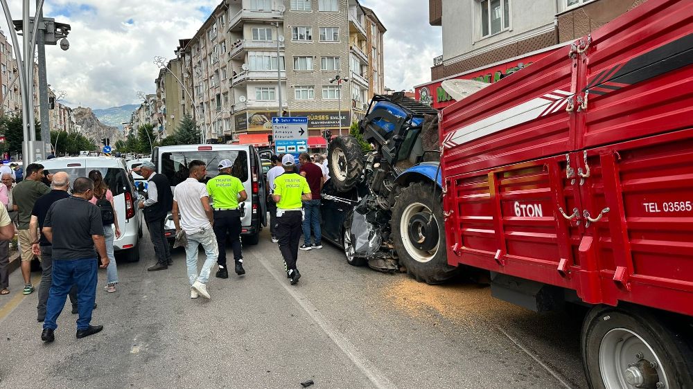 Freni boşalan traktör araçlara çarparak durdu