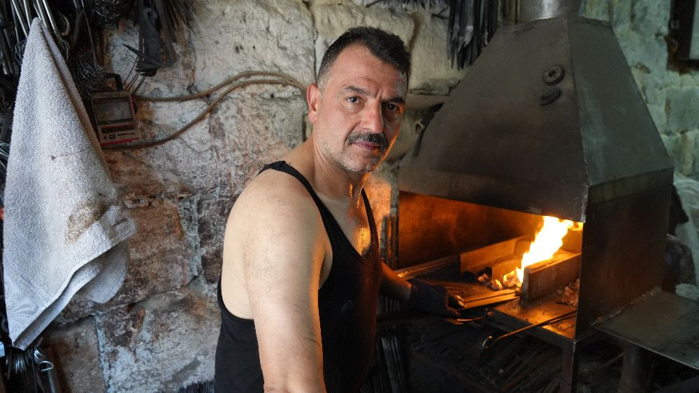 Gaziantep'te ateşin başında demir döverek ekmeğini kazanıyor 