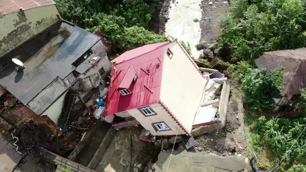 Giresun'da  yaşanan selde  2 katlı ev yan yattı