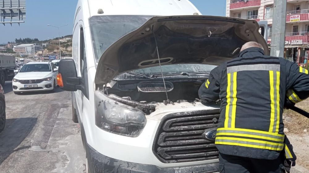 Hatay’da araç yangını bir felakete neden olmadan söndürüldü 