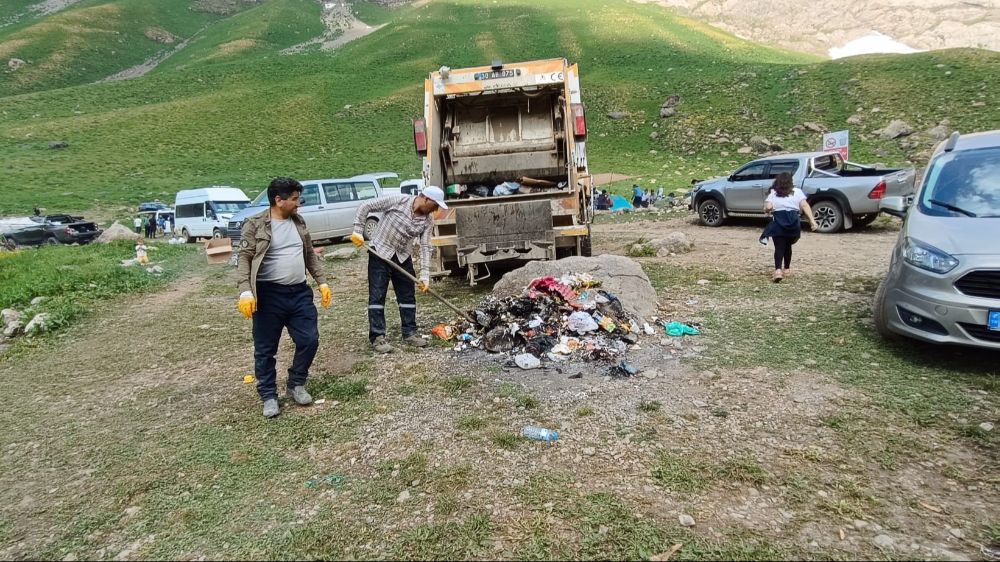 İl özel idaresi ekipleri Cennet ve Cehennem Vadisi'ni çöplere teslim olmuş halden kurtardı