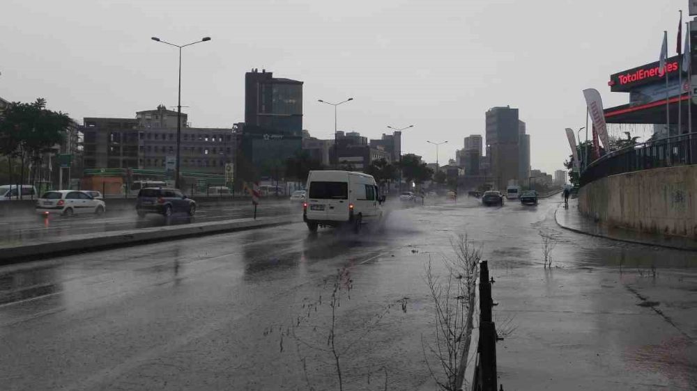 İstanbul, Hafta Sonuna Yağmurlu Bir Sabahla Başladı