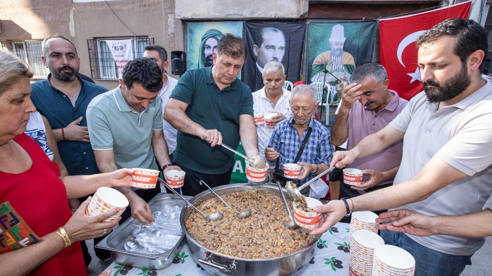 İzmir Büyükşehir Belediye Başkanı Tugay  aşure etkinliğinde