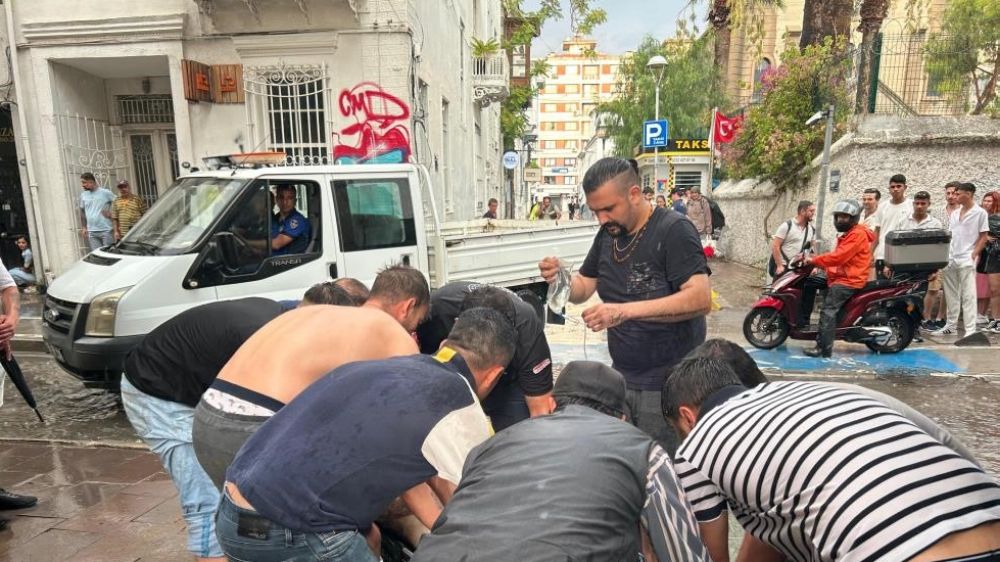 İzmir’de acı olay su birikintisinden geçerken elektrik akımına kapıldı 