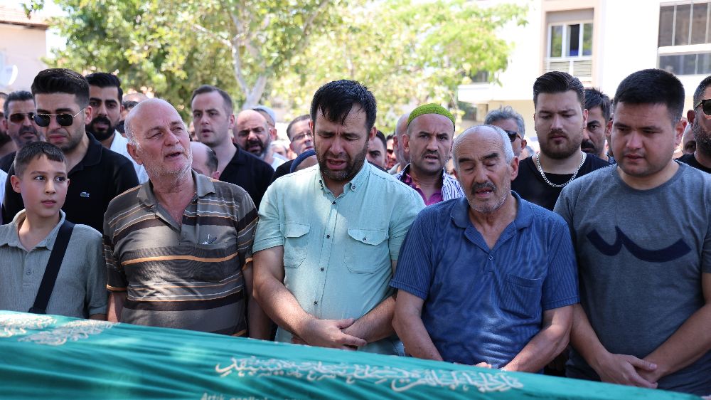  İzmir'de öldürülen 45 yaşındaki esnaf son yolculuğuna uğurlandı
