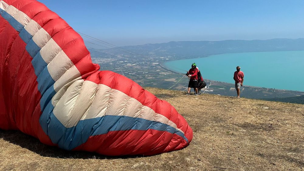 İznik Gölü'nde yamaç paraşütü