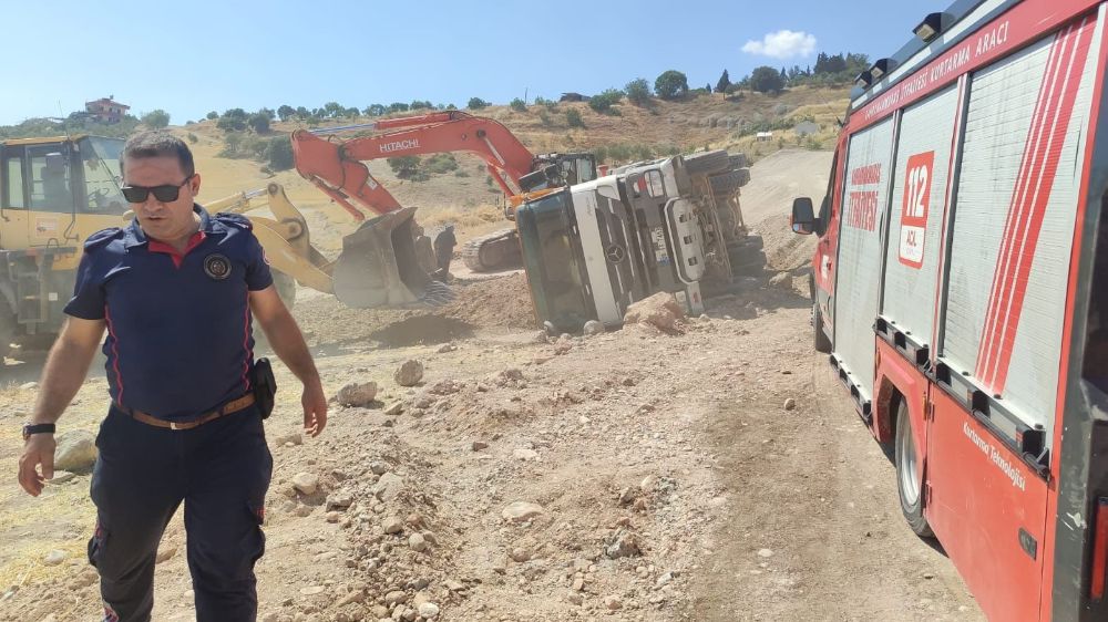 Kahramanmaraş’ta kaza; kum yüklü kamyon devrildi