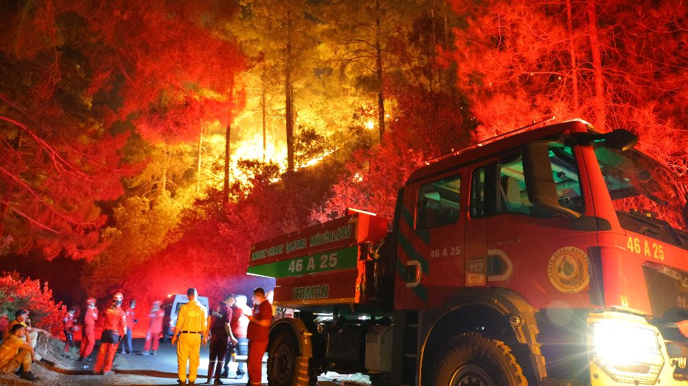 Kahramanmaraş’ta meydana gelen yangına gece saatlerinde müdahale devam etti 