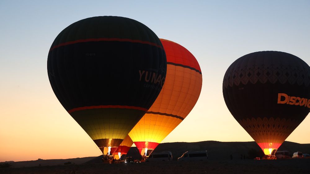 Kapadokya’da gökyüzü Türk bayrağı ve pankartlarla kuşatıldı 