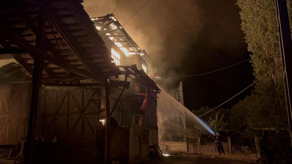 Kastamonu’da büyük yangın her şey küle döndü