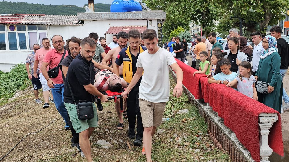 Kastamonu'da denizde akıntıya kapılan vatandaşı boğulmaktan restoran çalışanı kurtardı