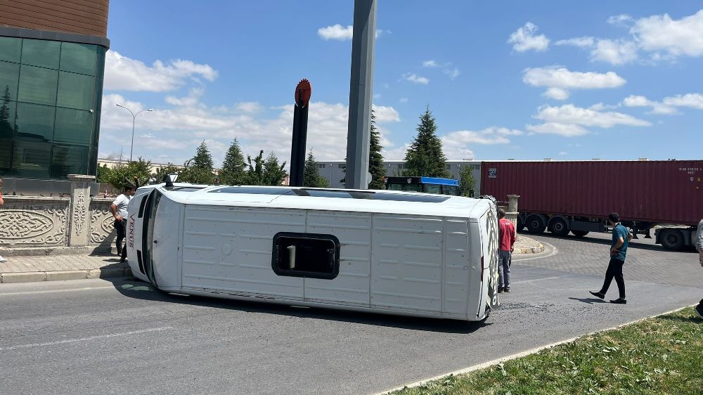 Kayseri'de tırla çarpışan servis minibüsü devrildi.