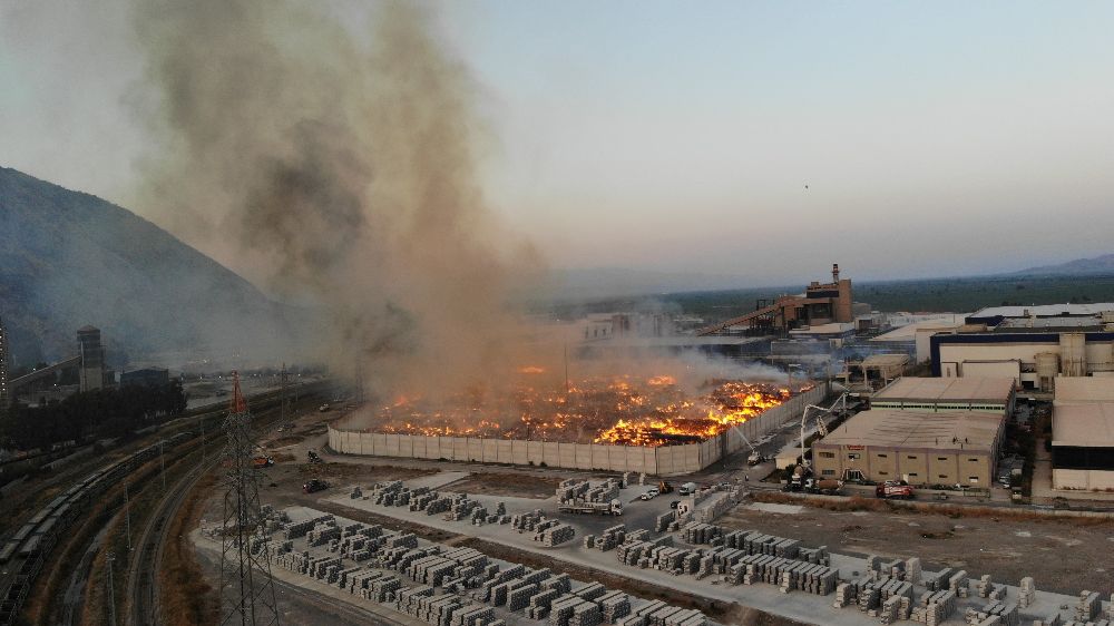  Kipaş Kağıt Fabrikası cayır cayır yanmaya devam ediyor 