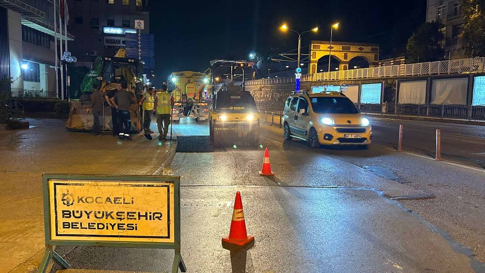 Kocaeli Büyükşehir Belediyesi, çalışmalarına gece gündüz demeden devam ediyor 