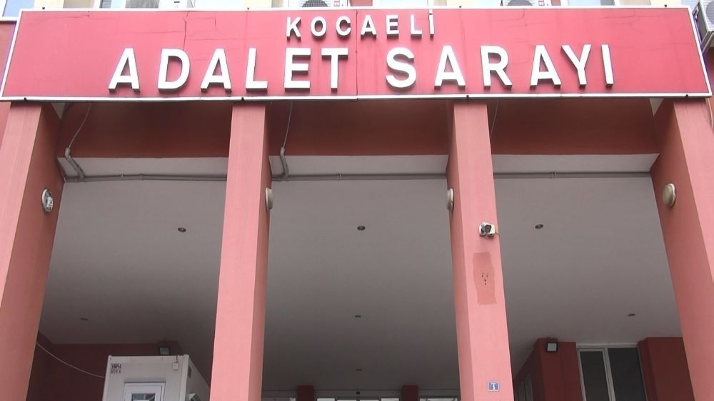 Kocaeli'de  annesini rahatsız ettiğini iddiasıyla  61 yaşındaki adamı öldürdüler