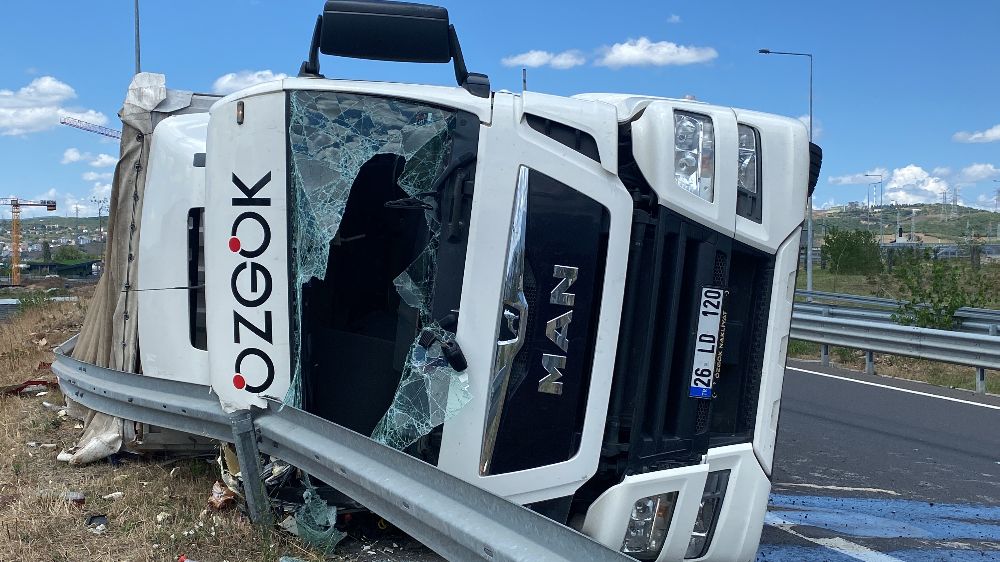 Kocaeli'nde kaza tır devrildi sürücü yaralandı