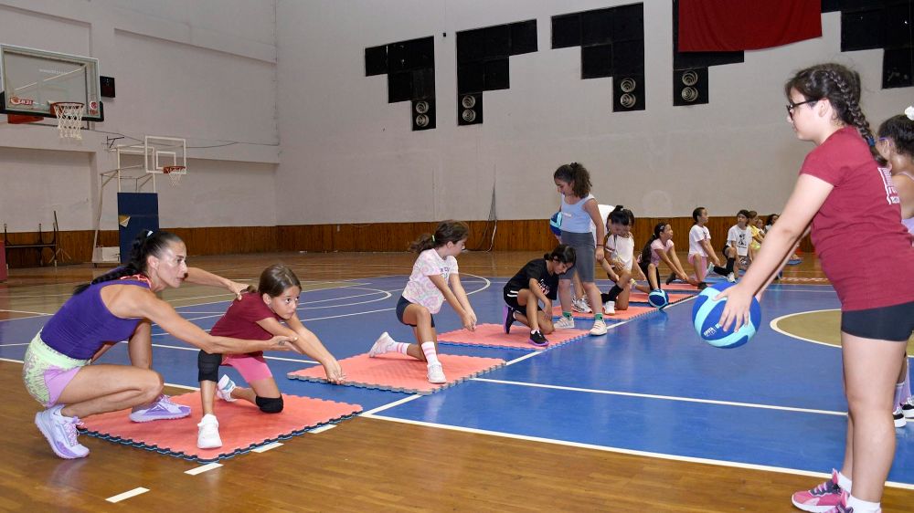 Kuşadası Belediye Spor açılan ücretsiz spor okullarında eğitimlerine devam ediyor