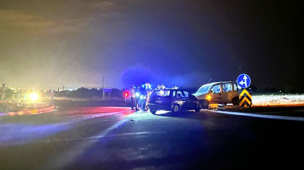 Kütahya'da kaza iki otomobil çarpıştı 3 kişi yaralandı