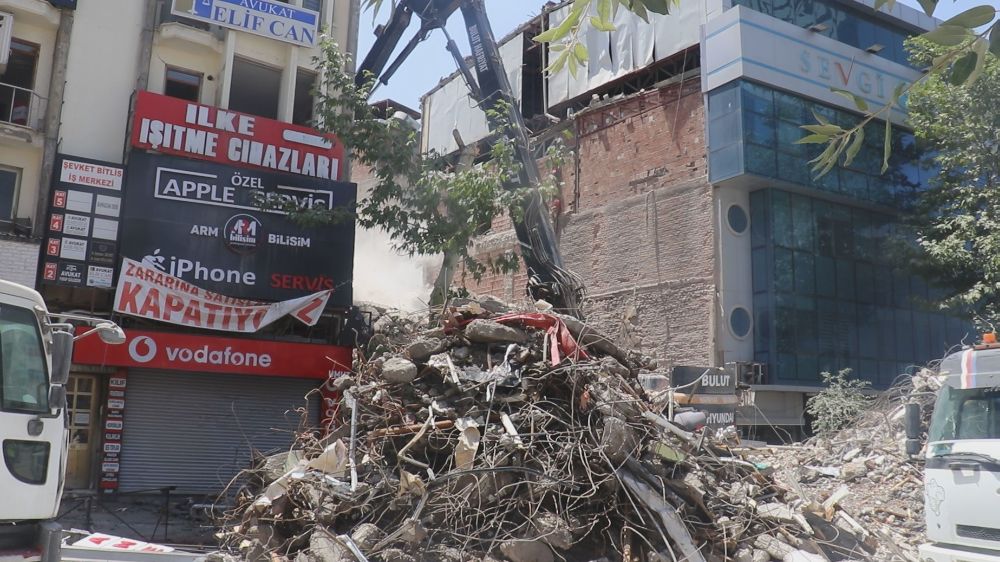 Malatya'da  Atatürk Caddesi üzerindeki binaların yıkımına başlanıldı