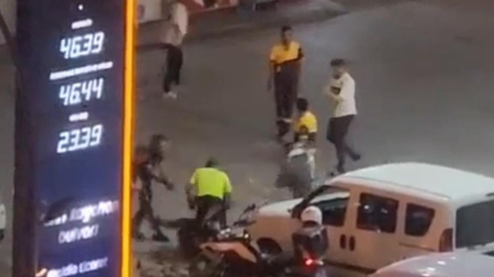 Malatya'da bir şahıs ile ceza kesen polis dakikalarca kavga etti 