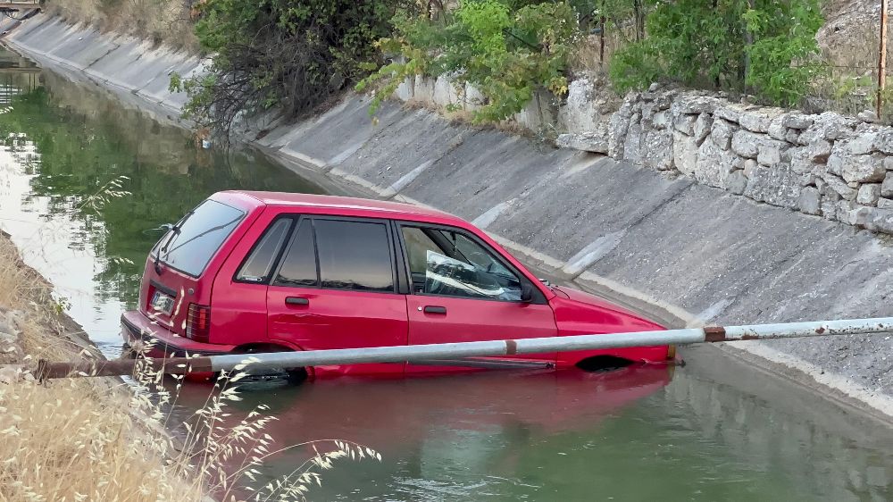 Malatya'da sulama kanalına uçan araç sürücüsü boğulmaktan son anda kurtuldu 