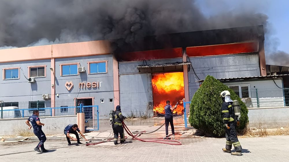 Manisa'da korkutan fabrika yangını