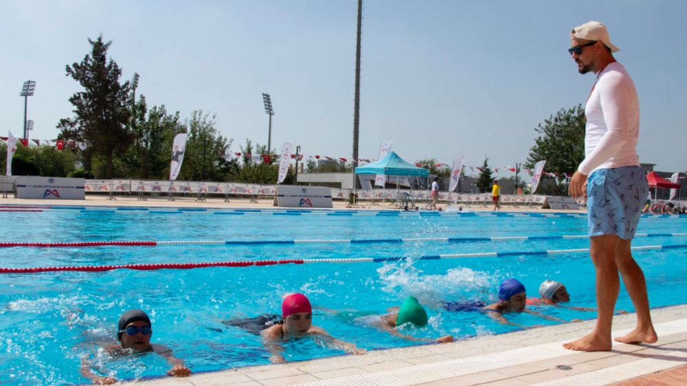 Mersin Büyükşehir Belediyesi yüzme kurslarına devam ediyor 