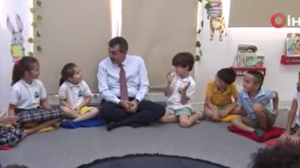 Milli Eğitim Bakanı Yusuf Tekin çocukların yaz okulu faliyetlerini inceledi