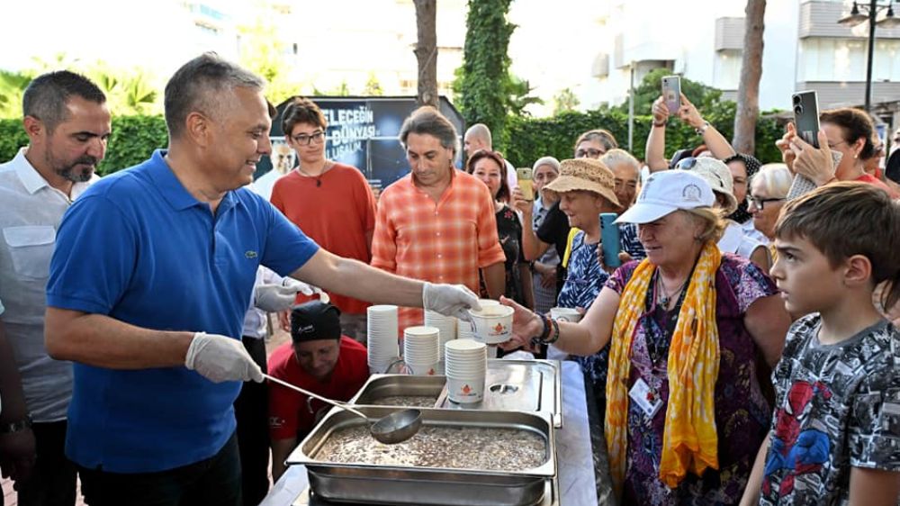 Muratpaşa Belediye Başkanı Ümit Uysal  Adalya Vakfı Engelsiz Kafe’de aşure dağıtımında