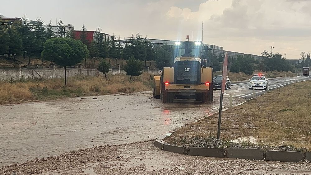 Nevşehir'de  ani başlayan yağmur sele döndü 