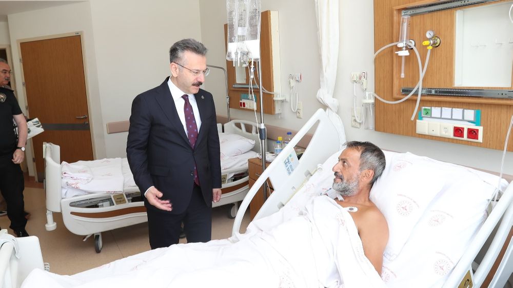 Operasyon sırasında yaralanan polis memuruna Vali Hüseyin Aksoy'dan ziyaret