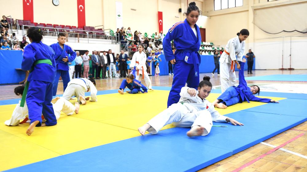 Osmangazi Belediye Başkanı Erkan Aydın başarılı çocuklara sertifikalarını verdi