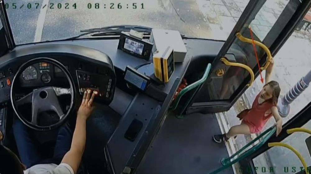 Otobüs şoförü Erol Özdoğan kaybolan down sendromlu kızı ailesine teslim etti