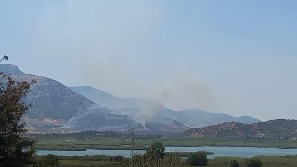 Selçuk'ta devam eden yangına havadan müdahale ediliyor 