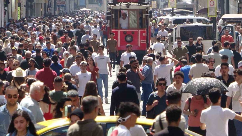 Sıcaklara rağmen sokaklar turistle doldu