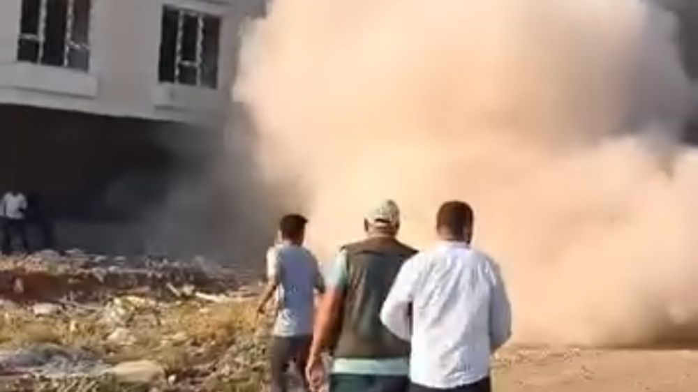 Siverek'te ağır hasarlı 17 katlı bina yıkıldı