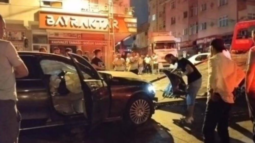 Sultanbeyli’de feci kaza; Ters yönde gelen bir otomobil seyir halindeki başka olan otomobile çarptı