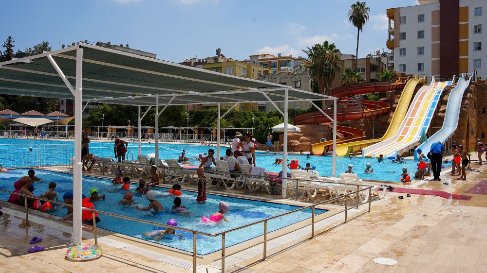 Tarsus Belediyesi dezavantajlı mahallelerde yaşayan çocuklara ilk defa havuz keyfi yaşatı