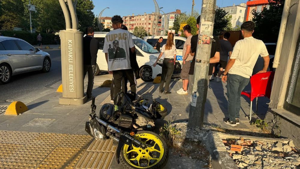 Tekirdağ'da gerçekleşen kazada yaralanan sürücü hastaneye kaldırıldı 