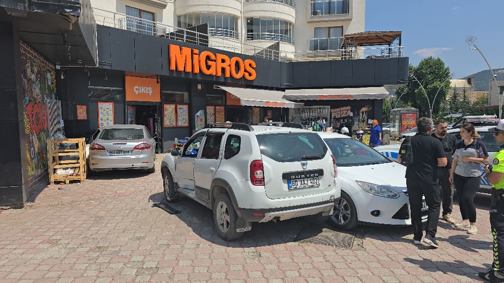 Tokat'ta direksiyon hakimiyetini kaybeden sürücü markete daldı