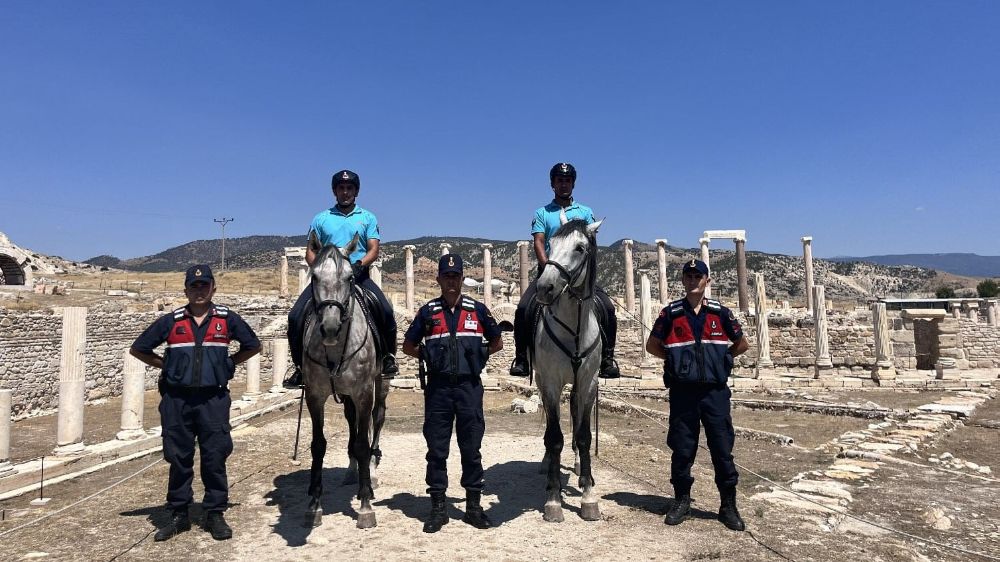 Tripolis'te atlı jandarma timi devriye gezdi 