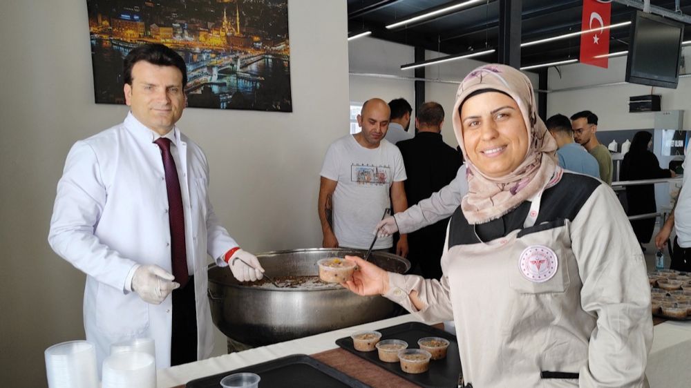 Türkiye haritası ve ay yıldızla süslenen aşure, hastalara ve yakınlarına ikram edildi.