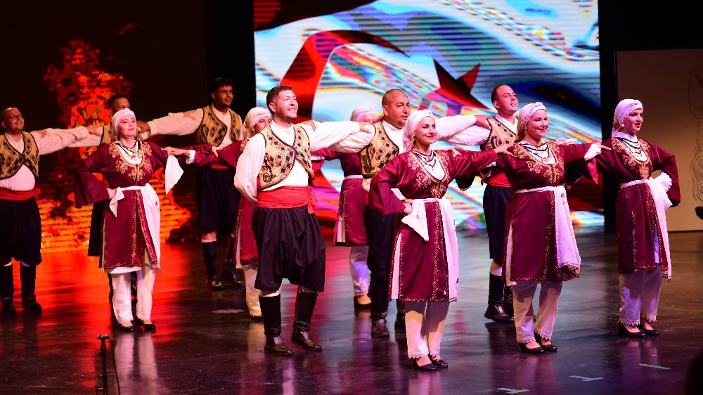  Uluslararası Altın Karagöz Halk Dansları Yarışması Bursa'da yapıldı