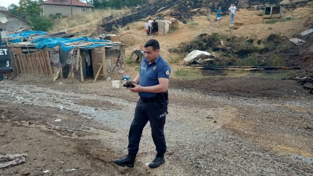 Uşak’ta çıkan yangın felakete sebep olmadan söndürüldü 