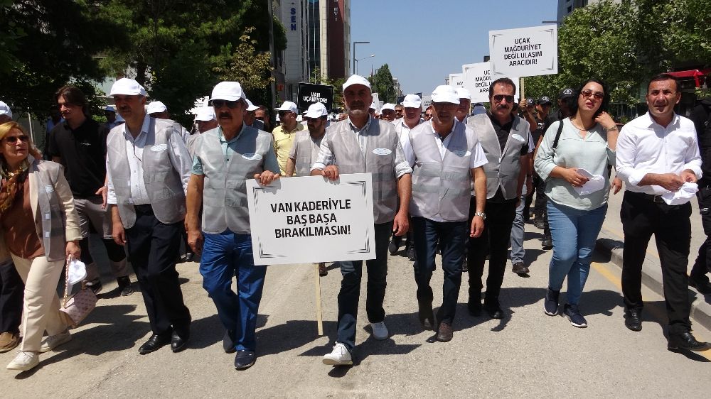 Van'da yetersiz uçak seferleri protesto edildi