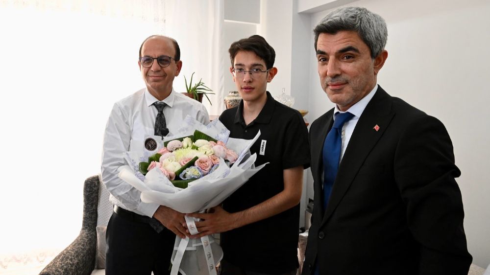 Yeşilyurt Belediye Başkanı Ayt Sayısal Türkiye birincisi olan Arda Taşdemir’i evinde ziyaret etti