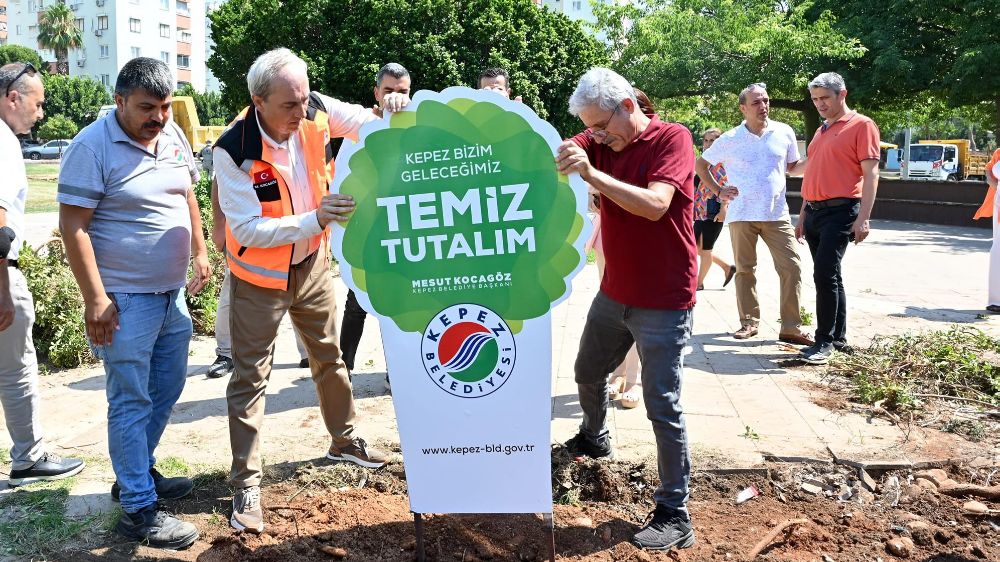 Zafer Mahallesi’nde bakım ve onarımı tamamlanan parkın tabelasını Kepez Belediye Başkanı Mesut Kocagöz koydu